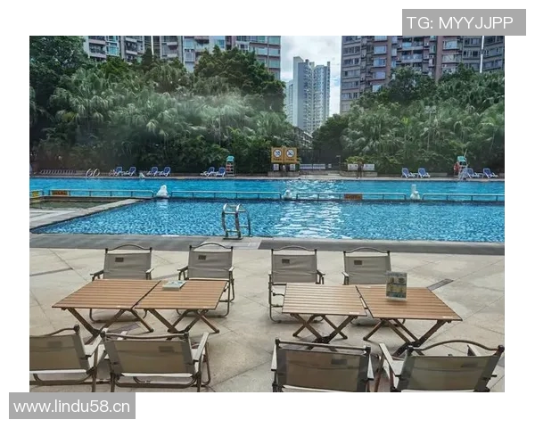 以室外泳池为核心打造度假休闲空间,尽享阳光与水的完美融合 以室外泳池为核心打造度假休闲空间,尽享阳光与水的完美融合